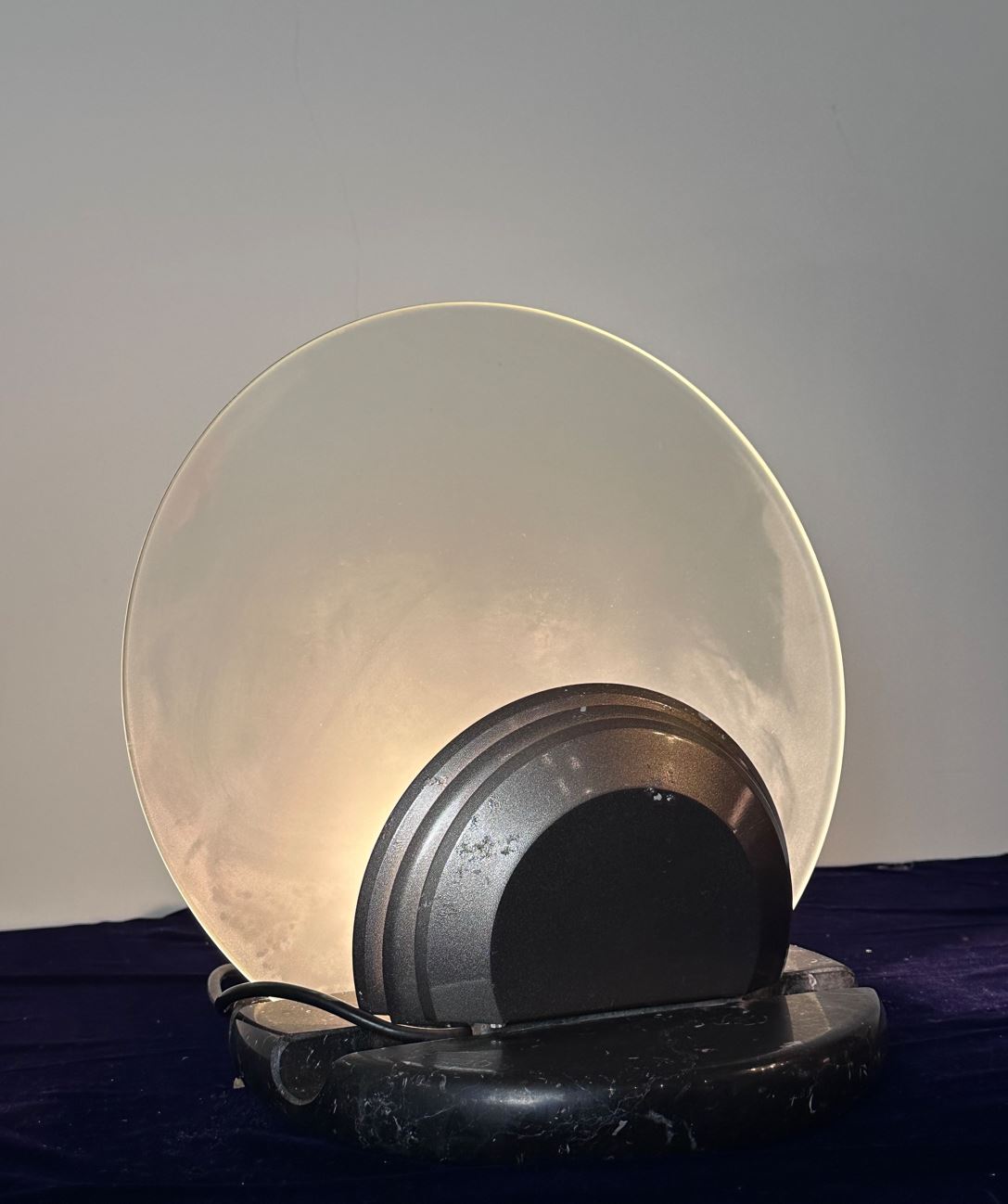 lampada da tavolo modello Gong di bruno gecchelin per skipper