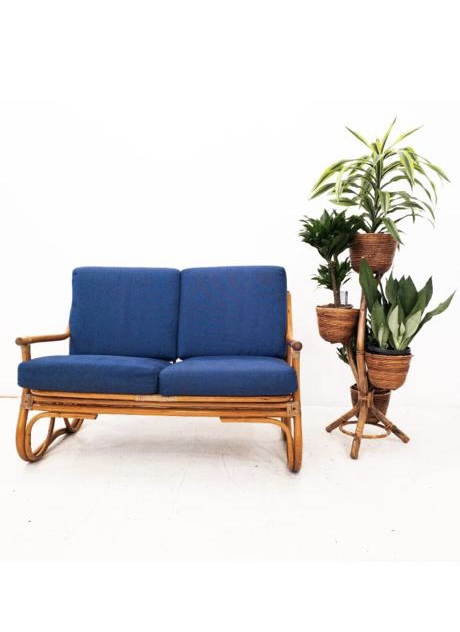 divano blu in bambù con poltrone e tavolino