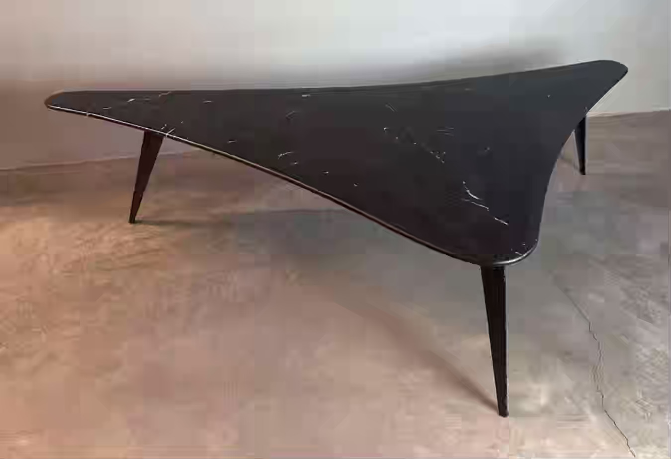 tavolino triangolare produzione di ‘Undertheinfluence the gallery’