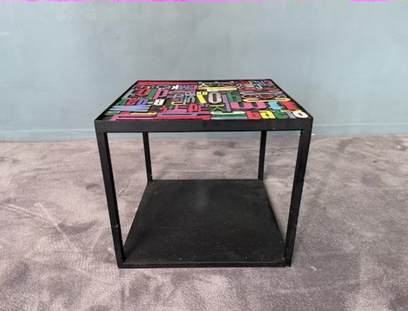 tavolino quadrato con lettere multicolor