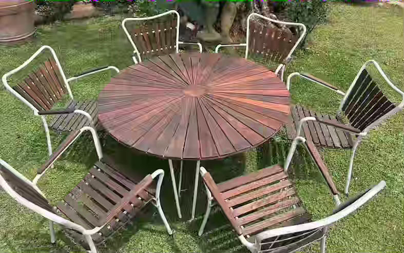 tavolo con sedie in abbinamento anni’50
