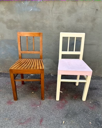 due sedie in legno con decoro