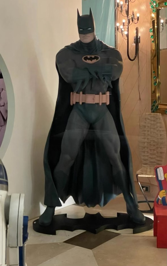 statua batman in dimensioni naturali prodotta da DC COMICS